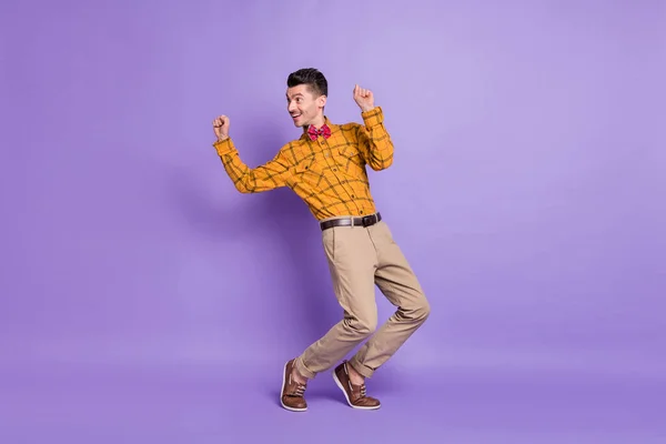 Foto em tamanho completo do jovem feliz sorriso positivo divirta-se desfrutar de música dança olhar espaço vazio isolado sobre cor roxa fundo — Fotografia de Stock