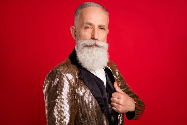 Profil côté photo de vieillard homme sérieux confiant costume spectacle concert télévision isolé sur fond de couleur rouge — Photo