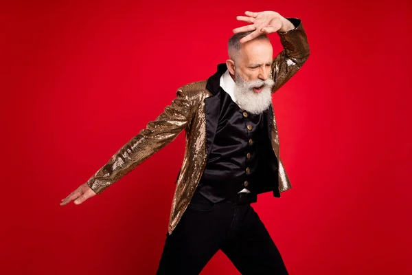 Bild av coolt grått skägg äldre dansare man bära guld kostym isolerad på röd färg bakgrund — Stockfoto