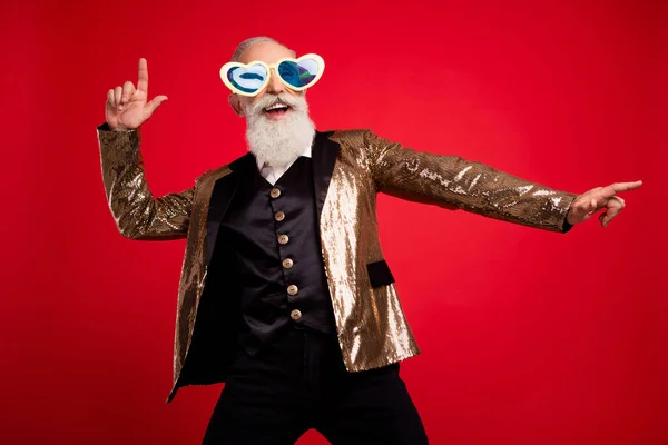 Havalı beyaz sakallı, yaşlı komedyen dansının fotoğrafı kırmızı arka planda izole edilmiş altın rengi gözlük giysisi. — Stok fotoğraf
