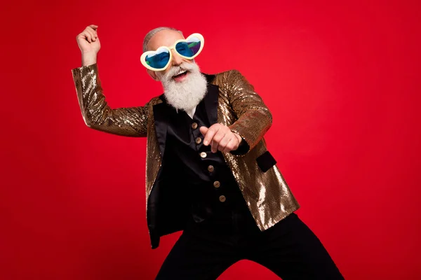 Bild av åldrade upphetsad man glad positiv leende parti komiker konsert bära glasögon isolerade över röd färg bakgrund — Stockfoto