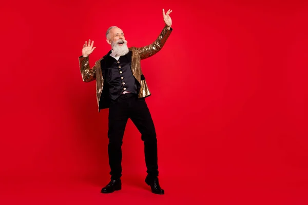 长篇大论的长胡子老人跳舞时穿着红色背景的金色夹克裤的全长照片 — 图库照片