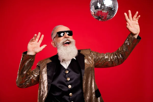 Foto av roligt skägg äldre trollkarl man dans look disco boll bära guld jacka glasögon isolerad på röd färg bakgrund — Stockfoto