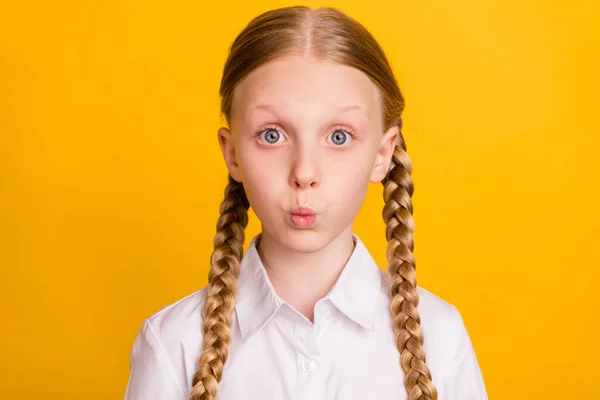 Foto von wundersamen Pupille Gesichtsgrimasse Blick Kamera kann nicht glauben, isoliert auf lebendigen gelben Farbhintergrund — Stockfoto