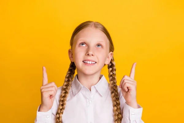 Foto positiver Pupille Blick direkt Finger über leeren Raum strahlendes Lächeln isoliert auf gelbem Hintergrund — Stockfoto