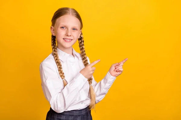 Porträtt av glad person visar fingrarna tomt utrymme erbjudande befordran isolerad på gul färg bakgrund — Stockfoto