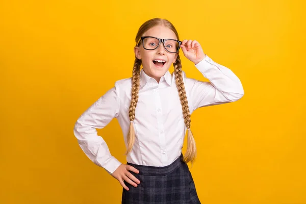 Portret van positief onder de indruk persoon arm op taille aanraking bril open mond geïsoleerd op gele kleur achtergrond — Stockfoto