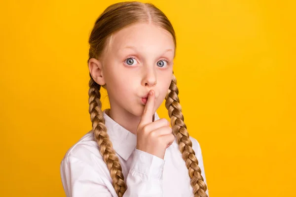 Headshot Porträt der Pupille Finger bedecken Lippen Mund Blick Kamera nicht sagen isoliert auf gelbem Hintergrund — Stockfoto