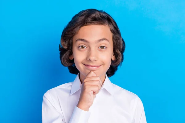 Foto de bonito atencioso escola menino desgaste formal roupa sorrindo braço queixo isolado azul cor fundo — Fotografia de Stock