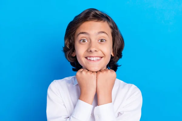 Foto de adorável animado menino da escola vestir roupa formal sorrir braços queixo isolado azul cor fundo — Fotografia de Stock