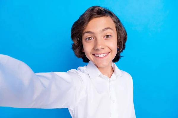Foto de divertido encantador colegial usar ropa formal viraje selfie sonriendo aislado color azul fondo —  Fotos de Stock