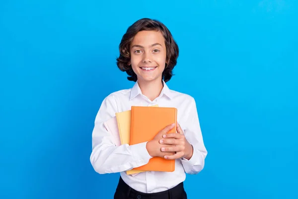 Foto de doce adorável estudante usar roupas formais abraçando livro sorrindo isolado fundo de cor azul — Fotografia de Stock