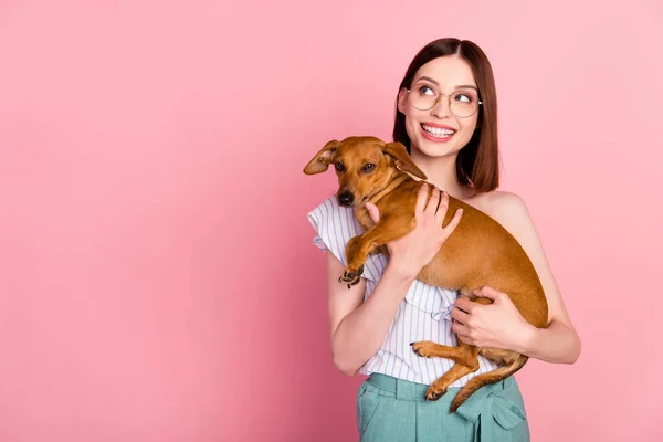 Foto di bella bruna millenaria signora abbraccio cane sguardo vuoto spazio indossare occhiali bianco superiore isolato su sfondo di colore rosa — Foto Stock