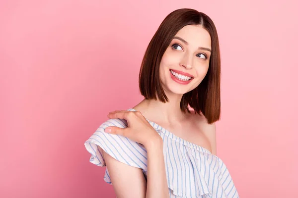 Foto van zoete brunette millennial dame kijken lege ruimte dragen witte top geïsoleerd op roze kleur achtergrond — Stockfoto