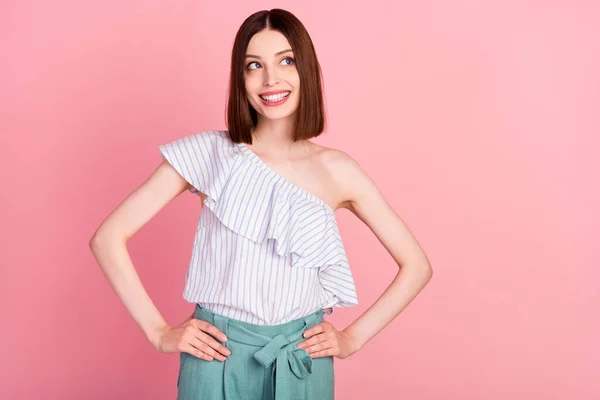 Foto de menina alegre feliz sorriso positivo interessado sonhador pensar olhar espaço vazio isolado sobre fundo cor-de-rosa — Fotografia de Stock