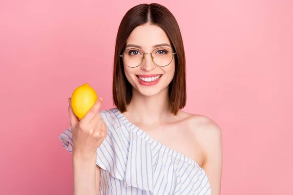 Фото молодої привабливої жінки щаслива позитивна посмішка тримає лимон свіжої їжі цитрусового еко ізольованого на рожевому кольоровому фоні — стокове фото