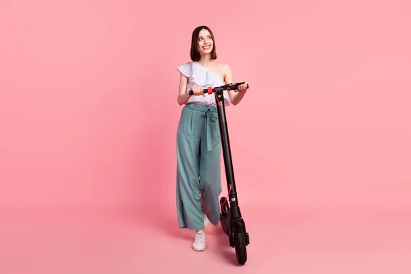 Full body foto van jong meisje gelukkig positief glimlach droom blik leeg ruimte eco scooter geïsoleerd over pastel kleur achtergrond — Stockfoto