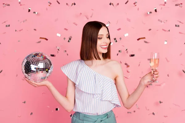 Foto di giovane ragazza felice sorriso positivo partito bere champagne discoteca palla isolato su sfondo di colore pastello — Foto Stock