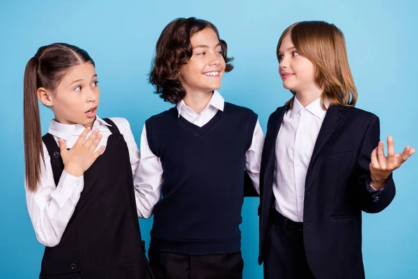 사진 학교 친구들 이 교복을 입고 미소를 짓고 격리 된 파스텔 청색 배경에서 의사소통을 하는 모습 — 스톡 사진