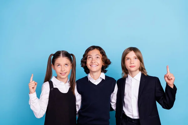 Foto de escola sonhadora animado formalwear sorrindo abraçando abraço olhando apontando para o espaço vazio isolado fundo cor azul — Fotografia de Stock