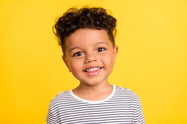 Фотопортрет веселий маленький хлопчик посміхається в смугастій сорочці ізольований яскраво-жовтий кольоровий фон — стокове фото