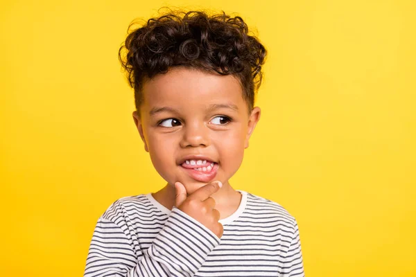 Фотопортрет веселый маленький мальчик ищет подражателя в полосатой рубашке изолированы ярко-желтый цвет фона — стоковое фото