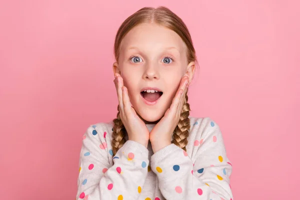 Foto von aufgeregt charmante Schulmädchen tragen gepunkteten Pullover Arme Wangen offenen Mund isoliert rosa Farbe Hintergrund — Stockfoto