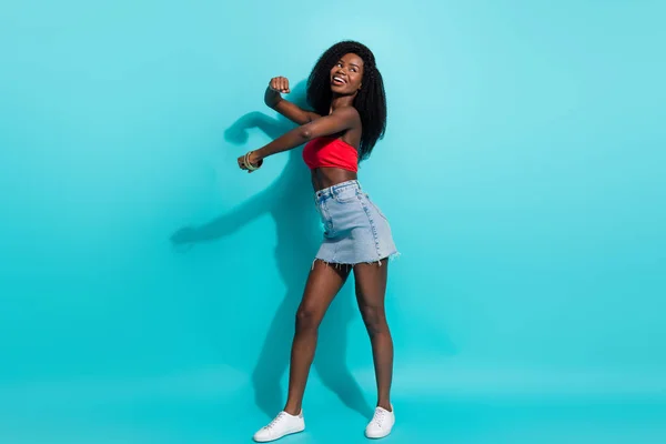 Plná velikost fotografie pěkné afro americká mladá žena tanec dobrá nálada cool izolované na pozadí teal barva — Stock fotografie
