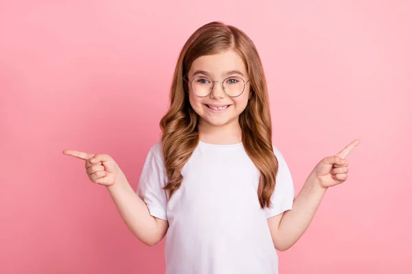 Foto de la niña asesora indican los antepasados espacio vacío desgaste especificaciones camiseta blanca aislado color rosa fondo —  Fotos de Stock