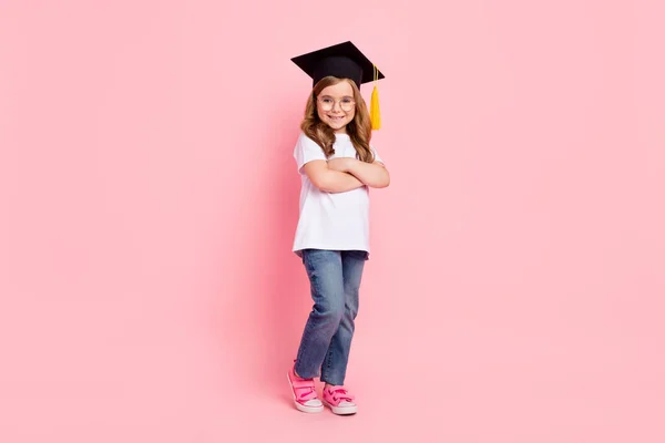 Fotografie pěkně sebevědomé malé dívky zkřížené ruce nosit klobouk brýle bílá tričko izolované růžové barvy pozadí — Stock fotografie