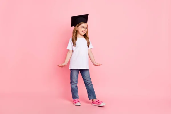 Profil fotografie okouzlující školní dívka vypadat prázdný prostor nosit klobouk specifikace bílá tričko izolované růžové barvy pozadí — Stock fotografie
