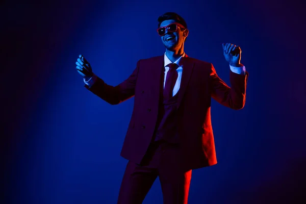 Fénykép jóképű bájos fiatal srác öltözött formális öltöny szemüveg mosolygós tánc elszigetelt gradiens kék szín háttér — Stock Fotó