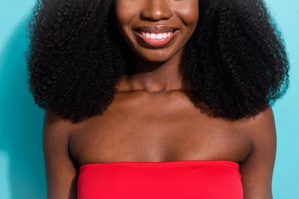 Foto recortada de feliz encantadora mulher de pele escura bom humor sorrir dentes isolados no fundo cor teal — Fotografia de Stock