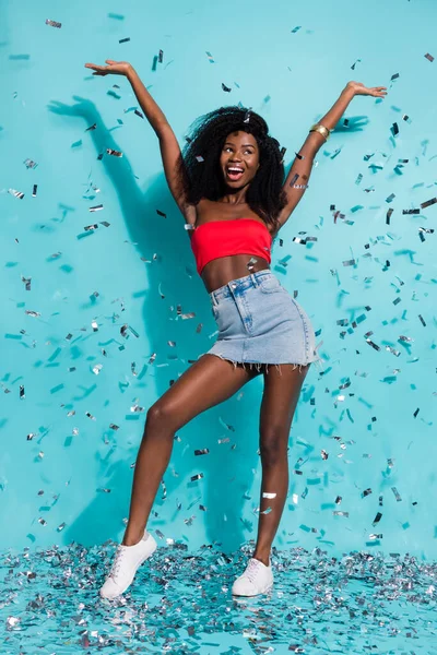 Verticale full size foto van afro-Amerikaanse vrolijke jonge positieve vrouw verhogen handen glimlach geïsoleerd op teal kleur achtergrond — Stockfoto