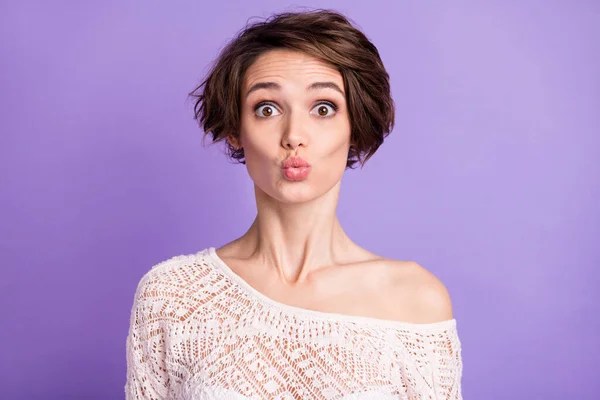 Foto de divertida adorable joven mujer usar camisa de punto que le envía beso aislado color violeta fondo — Foto de Stock