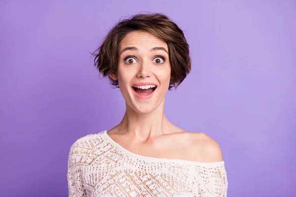 Foto de la joven encantadora impresionada vestida camisa blanca ojos grandes boca abierta aislado color púrpura fondo —  Fotos de Stock