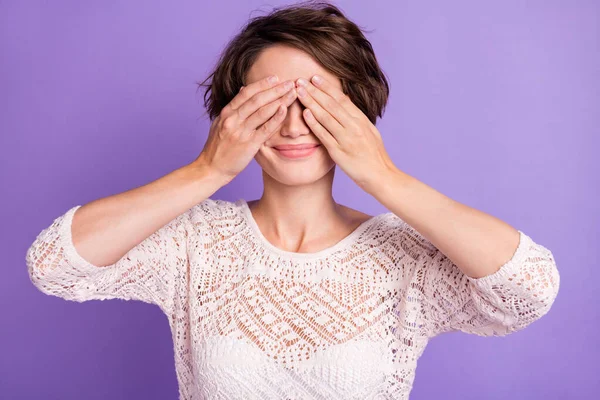 Foto van glanzende kinderachtige jonge vrouw dragen gebreide shirt spelen verstoppertje spel armen sluiten ogen geïsoleerde violette kleur achtergrond — Stockfoto