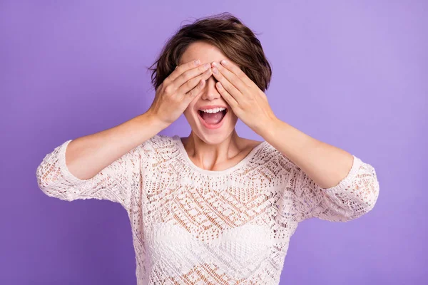 Photo de jeune femme excitée habillé blanc chemise bras couverture visage prêt à regarder pour vous isolé fond de couleur pourpre — Photo