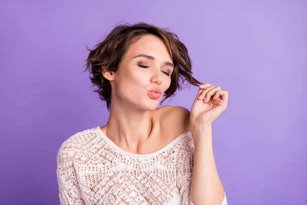 Foto de uma jovem mulher muito charmosa usar braço de camisa de malha segurando lábios cachos pousou olhos fechados isolado cor violeta fundo — Fotografia de Stock