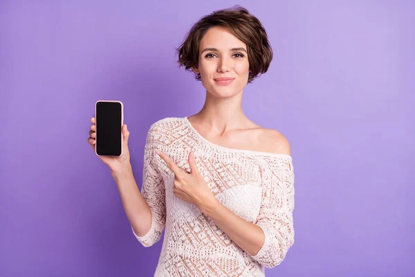 Retrato de persona encantadora mano dedo directo demostrar pantalla del teléfono aislado en el fondo de color púrpura —  Fotos de Stock