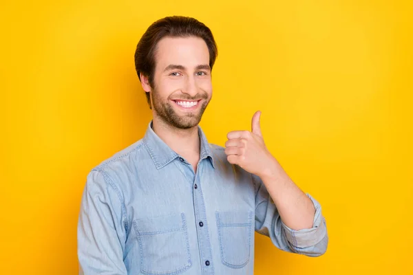 Zdjęcie portret młodego faceta pozytywne pokazując kciuk w górę jak gest izolowany na żywym tle żółty kolor — Zdjęcie stockowe
