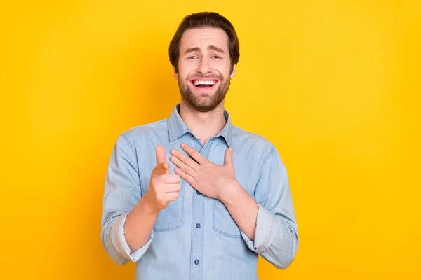 Foto portret van jonge man lachen wijzende vinger op je grappige grap geïsoleerd op felgele kleur achtergrond — Stockfoto