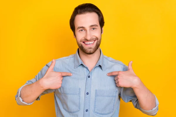 Retrato fotográfico de un joven sonriente confiado señalándose a sí misma aislada sobre un fondo de color amarillo brillante — Foto de Stock