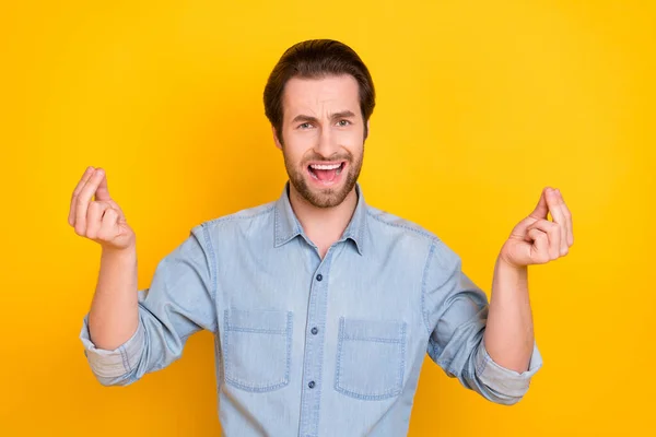 Portrait photo de jeune homme discutant expliquant montrant le signe italien isolé sur fond de couleur jaune vif — Photo