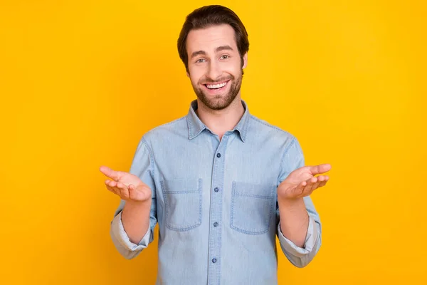 Retrato fotográfico de un joven sonriente conversando aislado sobre un fondo de color amarillo vivo —  Fotos de Stock