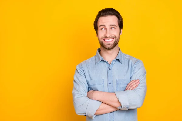 Fénykép portré fiatal üzletember mosolygós boldog összecsukható kezek látszó másoló elszigetelt élénk sárga színű háttér — Stock Fotó