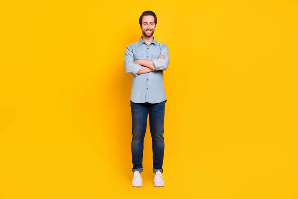 Full längd foto av ung affärsman glad positiva leende säker vikta händer isolerade över gul färg bakgrund — Stockfoto