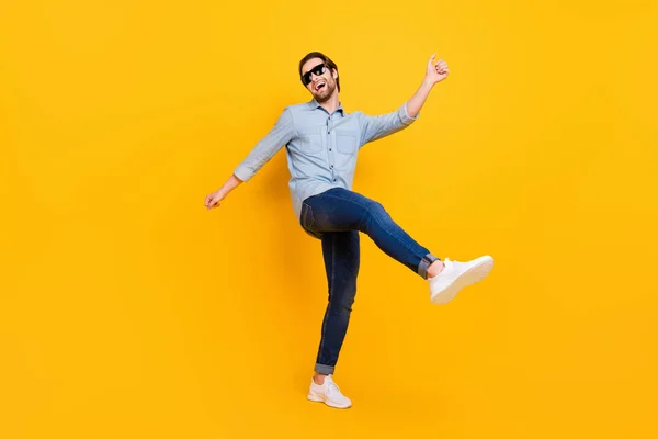 Foto de comprimento total de jovem animado homem feliz sorriso positivo divirta-se desfrutar de festa dança isolada sobre fundo de cor amarela — Fotografia de Stock