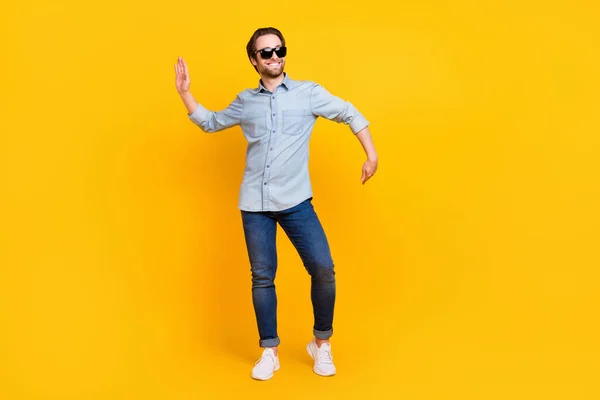 Corpo inteiro foto de jovem bonito homem feliz sorriso positivo dança engraçada hipster clubber isolado sobre cor amarela fundo — Fotografia de Stock