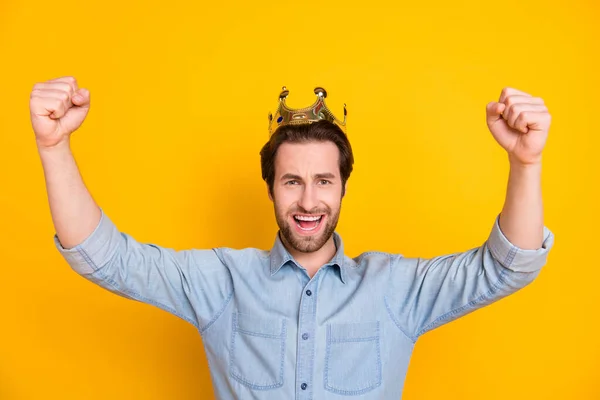 Photo de jeune homme excité heureux sourire positif se réjouir victoire porter couronne riche prince isolé sur fond de couleur jaune — Photo